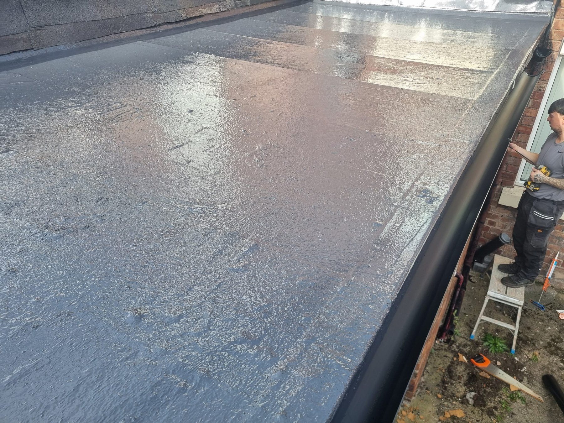 Flat roof membrane + gutter