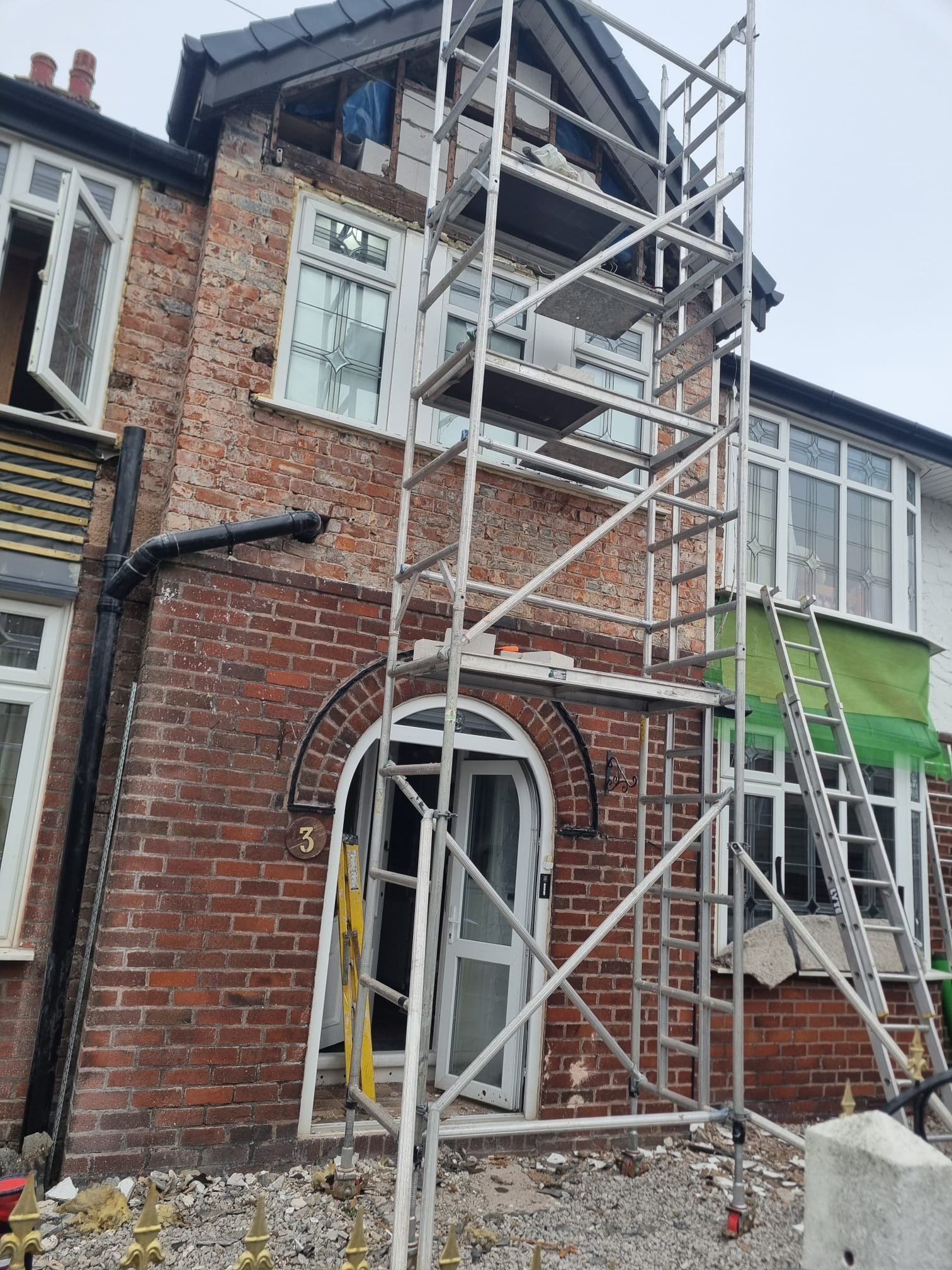 Scaffold for re-roof access